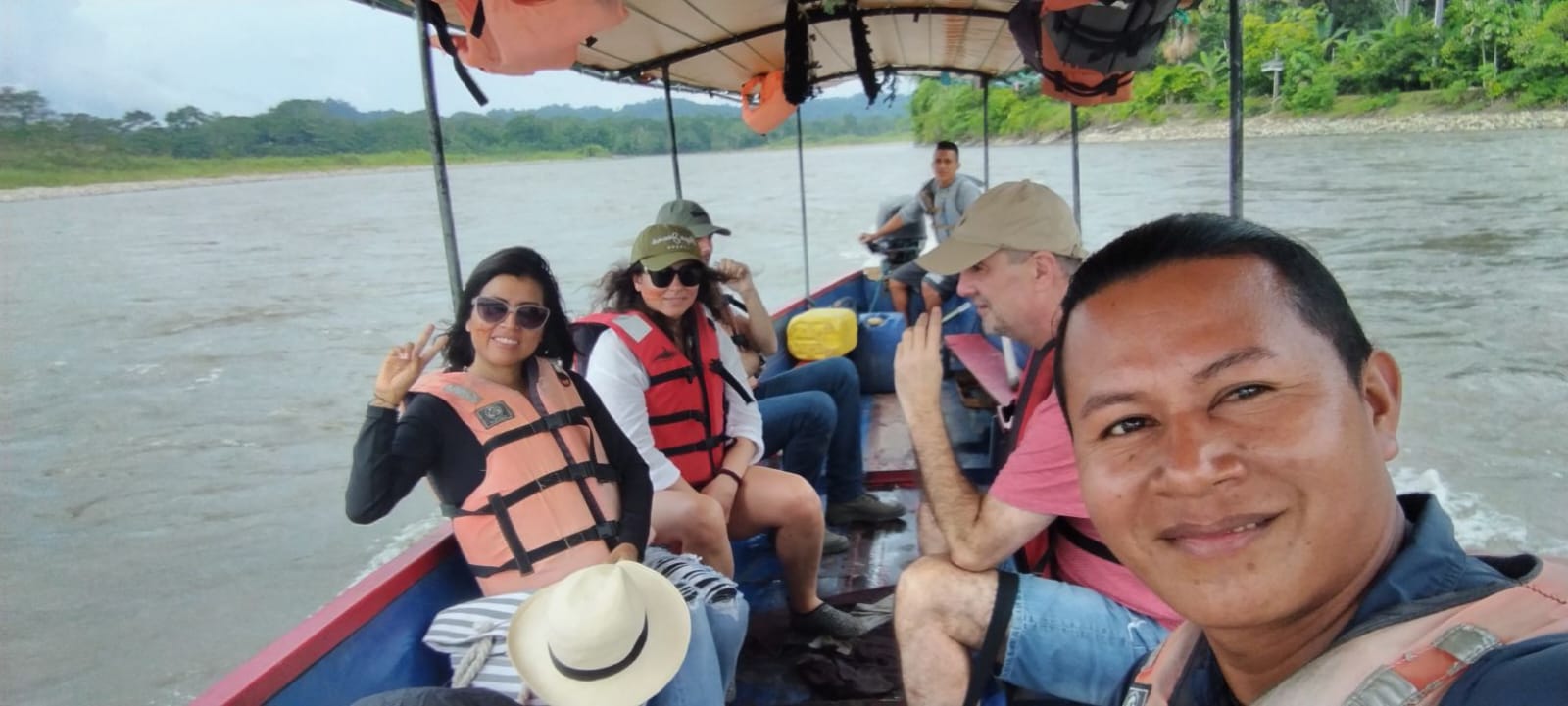 Guía y turistas navegando el río amazónico