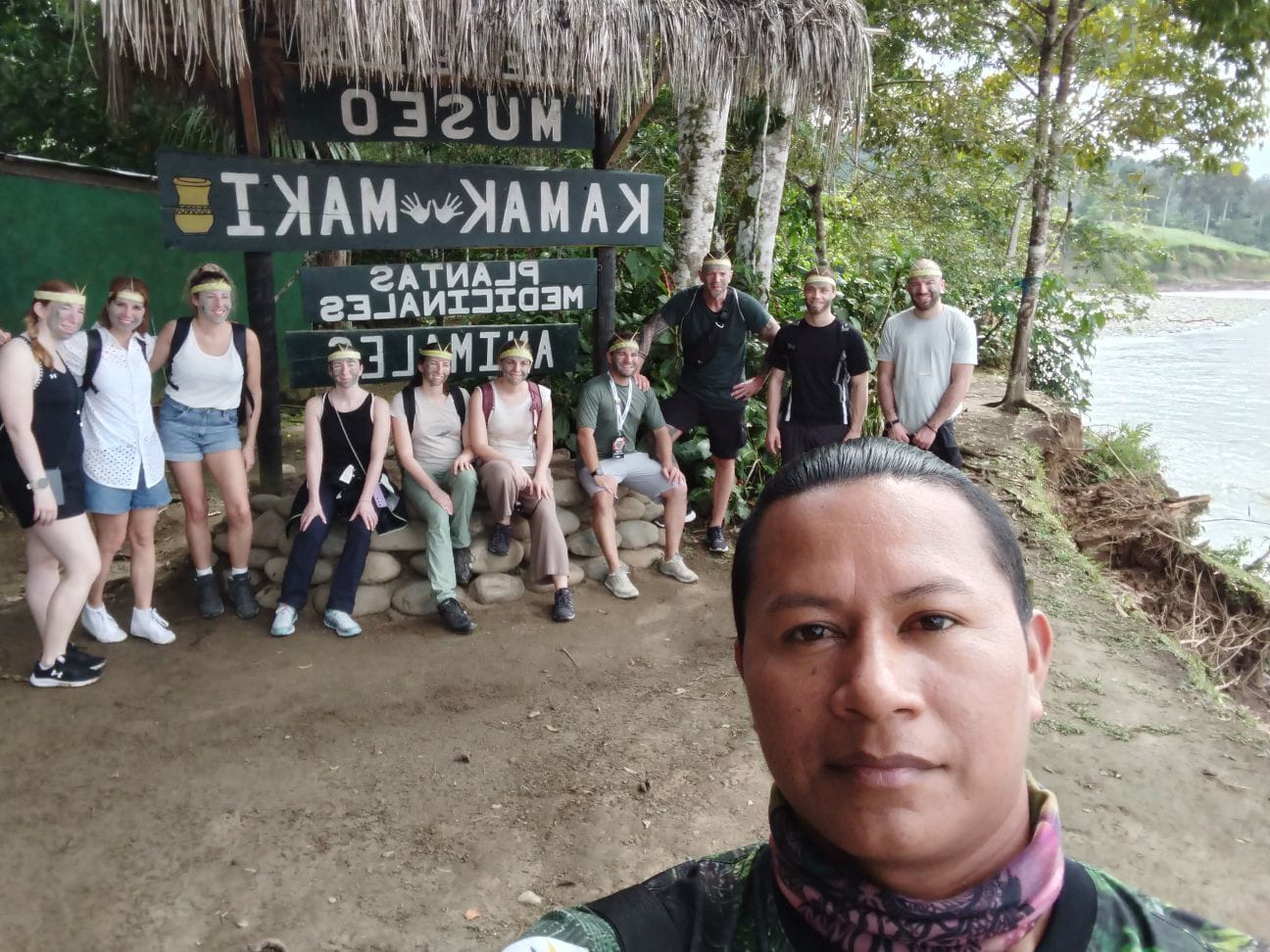 Guía con grupo de turistas junto al río en la Amazonía