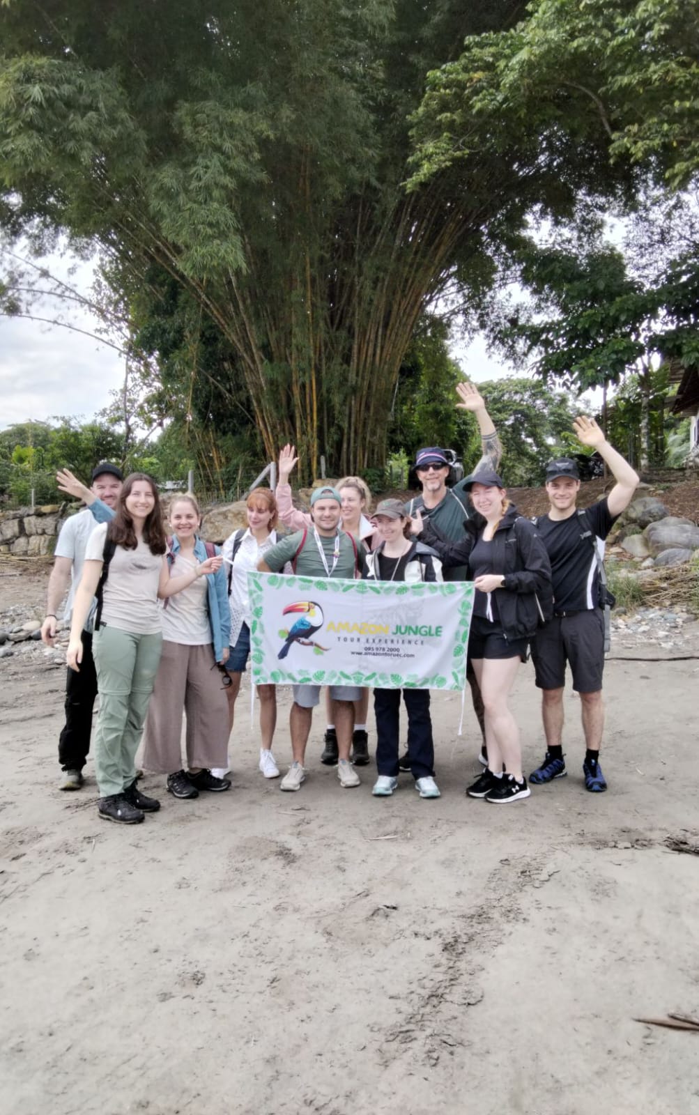 Grupo con bandera Amazon Jungle Tour Experience