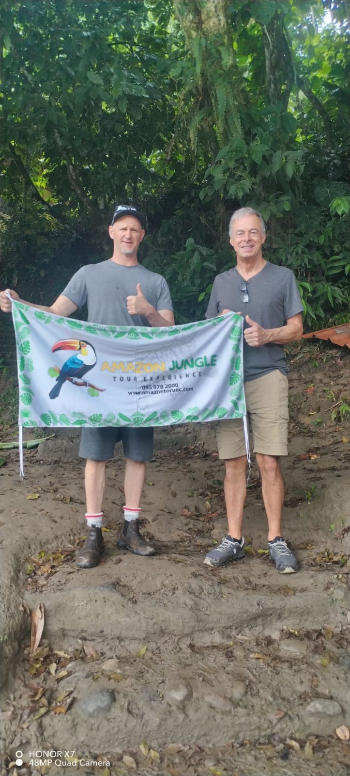 Turistas con banner Amazon Jungle en la selva