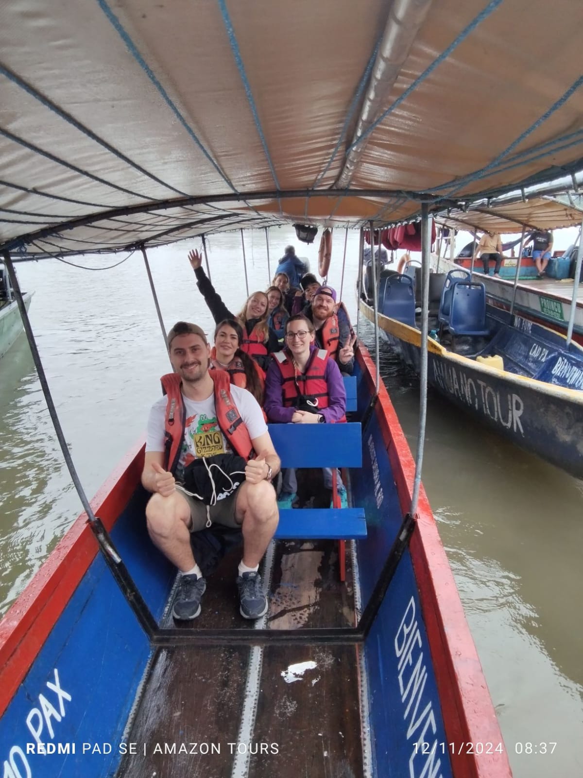 Grupo navegando en bote por el río amazónico