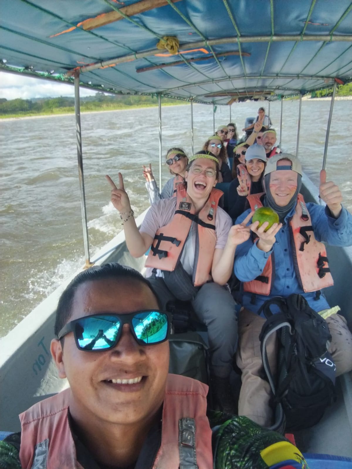 Grupo feliz navegando el río amazónico